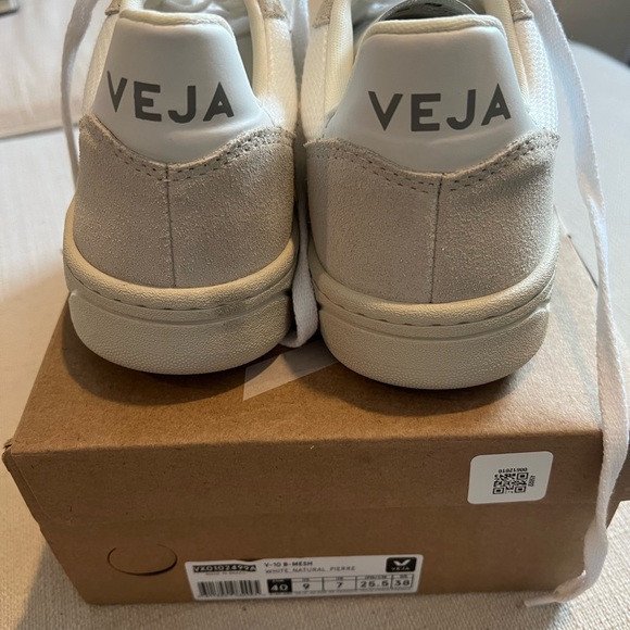 New in Box VEJA V-12 - Picture 6 of 6
